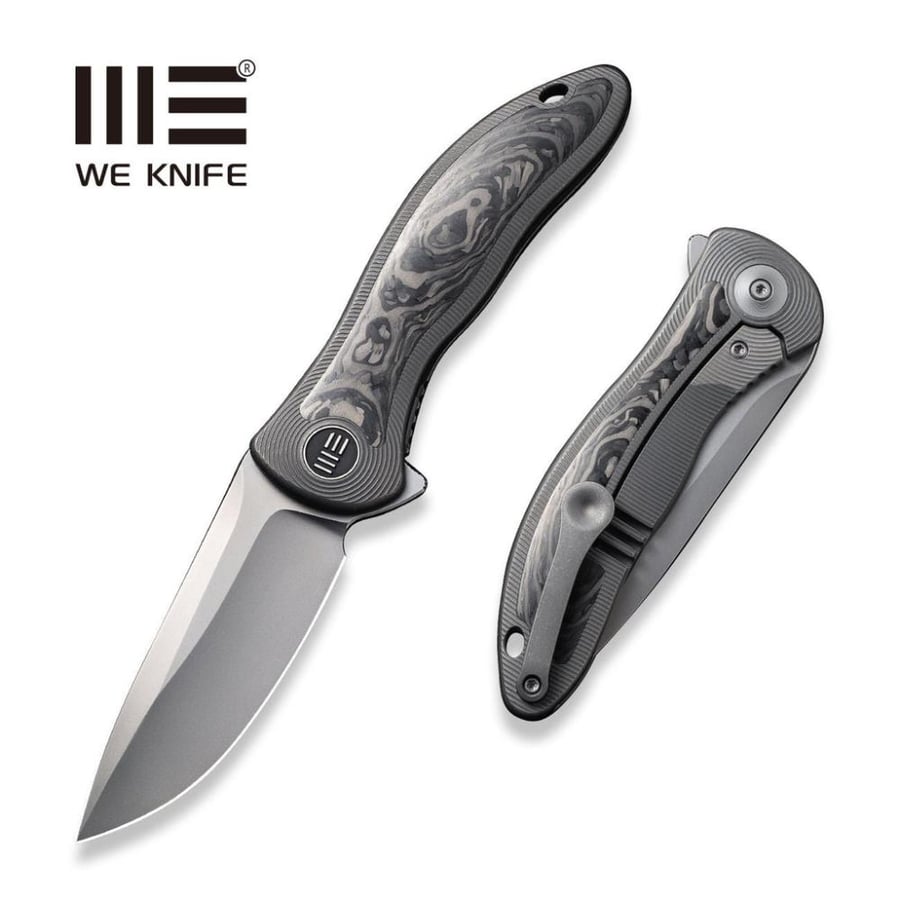 سكين WE KNIFE Synergy2v2، مقبض تيتانيوم متكامل رمادي بتطعيمة ألياف كربون مبعثرة - نصل دروب بوينت CPM 20CV برمل زجاجي مصقول