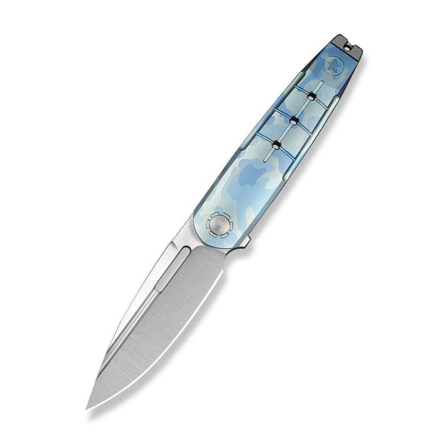 سكين WE KNIFE Hull، مقبض تيتانيوم بنقشة Blue Terrain ونهاية رمادية - نصل Bohler M390 ساتان مصقول يدويًا (إصدار محدود 210 قطعة)