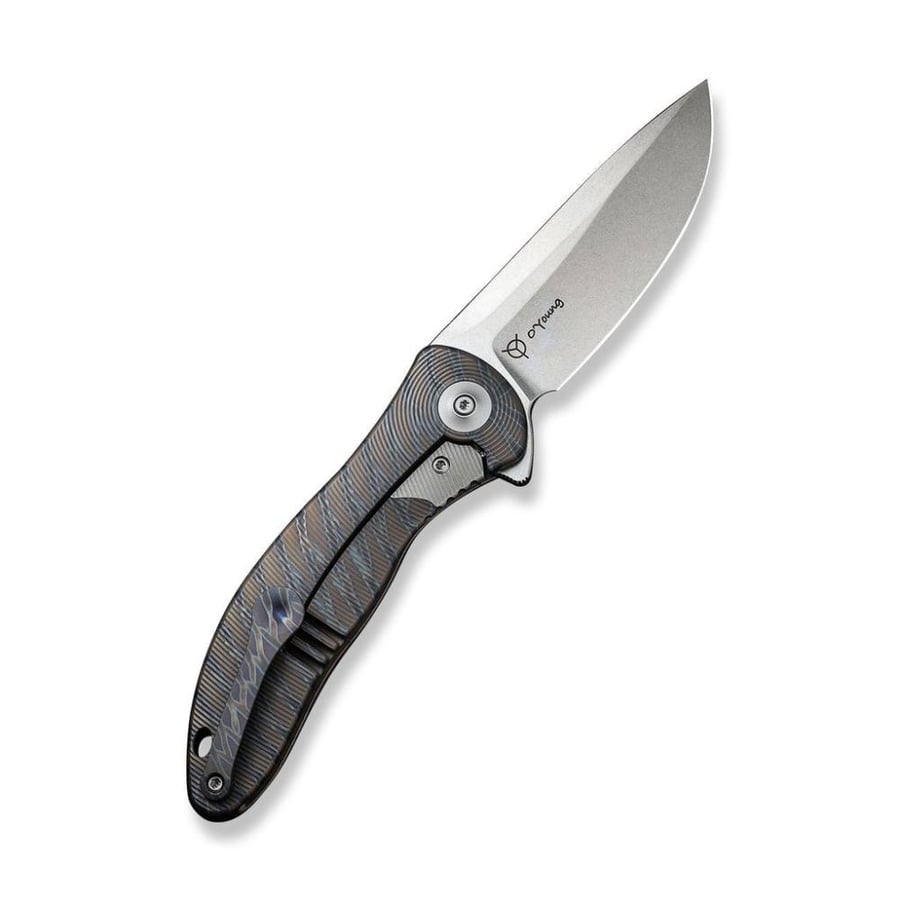 سكين WE KNIFE Synergy2v2، مقبض تيتانيوم متكامل بنقشة خطوط النمر الملهبة - نصل دروب بوينت CPM 20CV ستونووش