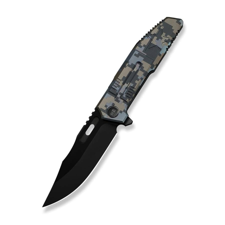 سكين WE KNIFE Barracks، مقبض تيتانيوم بنقشة بكسل - نصل Bohler M390 ستونووش وسطح مصقول أسود (إصدار محدود 210 قطعة)