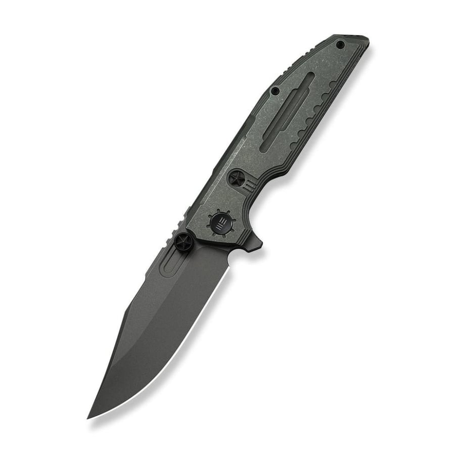 سكين WE KNIFE Muster، مقبض تيتانيوم زيتوني رمادي - نصل Bohler M390 ستونووش رمادي (إصدار محدود 200 قطعة)