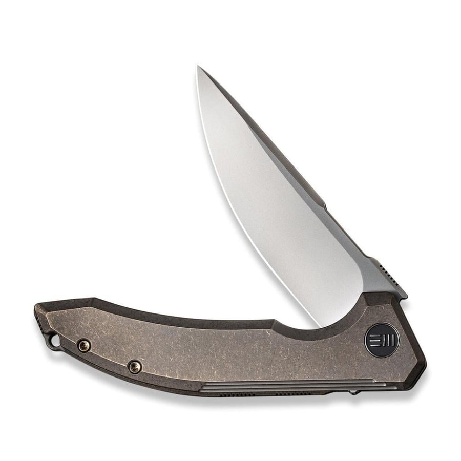 سكين WE KNIFE Quixotic، مقبض تيتانيوم برونزي - نصل CPM 20CV برمل زجاجي فضي