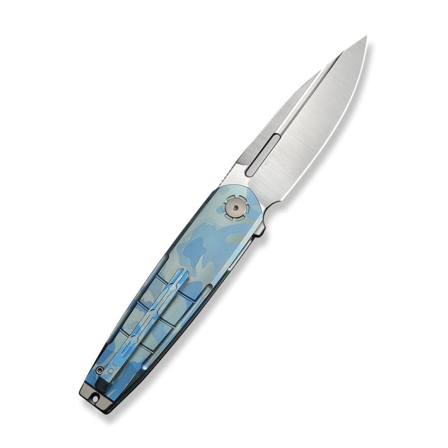 سكين WE KNIFE Hull، مقبض تيتانيوم بنقشة Blue Terrain ونهاية رمادية - نصل Bohler M390 ساتان مصقول يدويًا (إصدار محدود 210 قطعة)