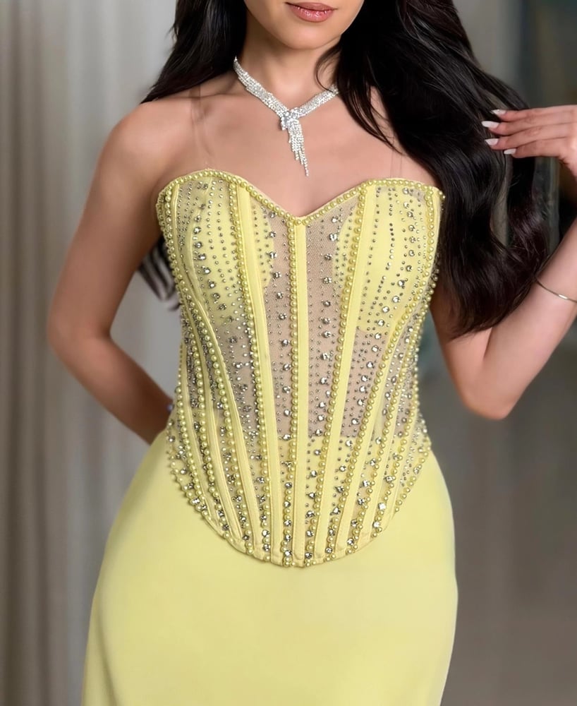 فستان ليلة النجوم – فستان سهرة أصفر مرصع بتصميم كورسيه فاخ