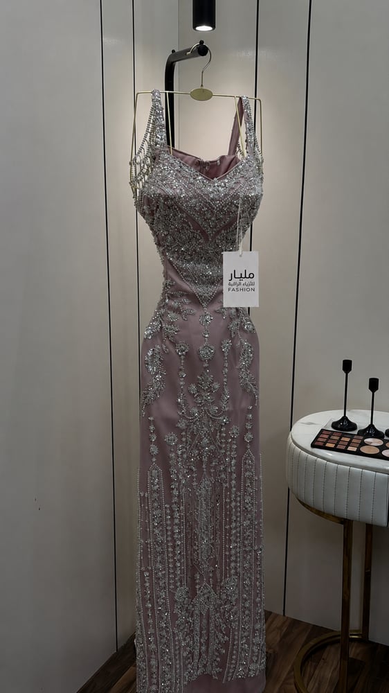 فستان مناسبات موف فاخر كامل التصميم بقصة طويلة