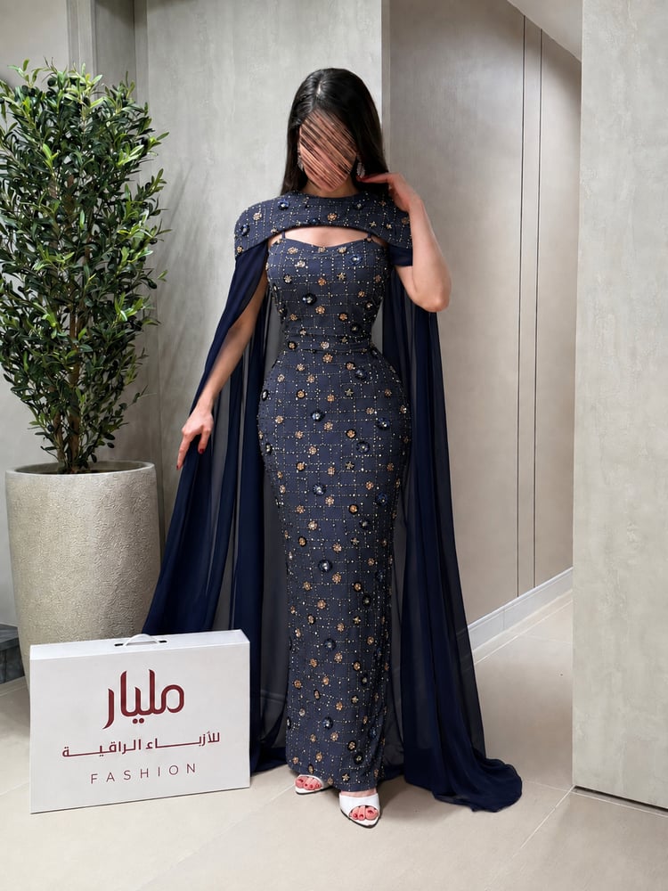 فستان سهرة لمار كحلي بكاب من الأمام يوضح القصة المحددة وتطريز الزهور ا