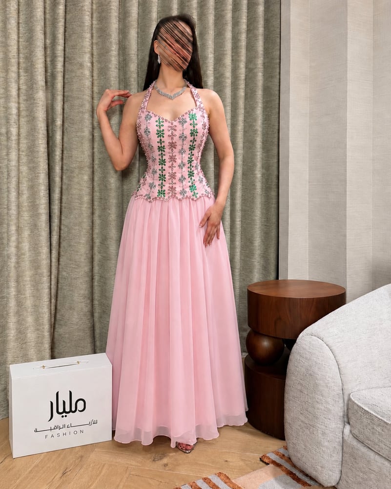 فستان سهرة دانة الوردي على عارضة بكورسيه مزين بأحجار ملونة وتنورة شيفو