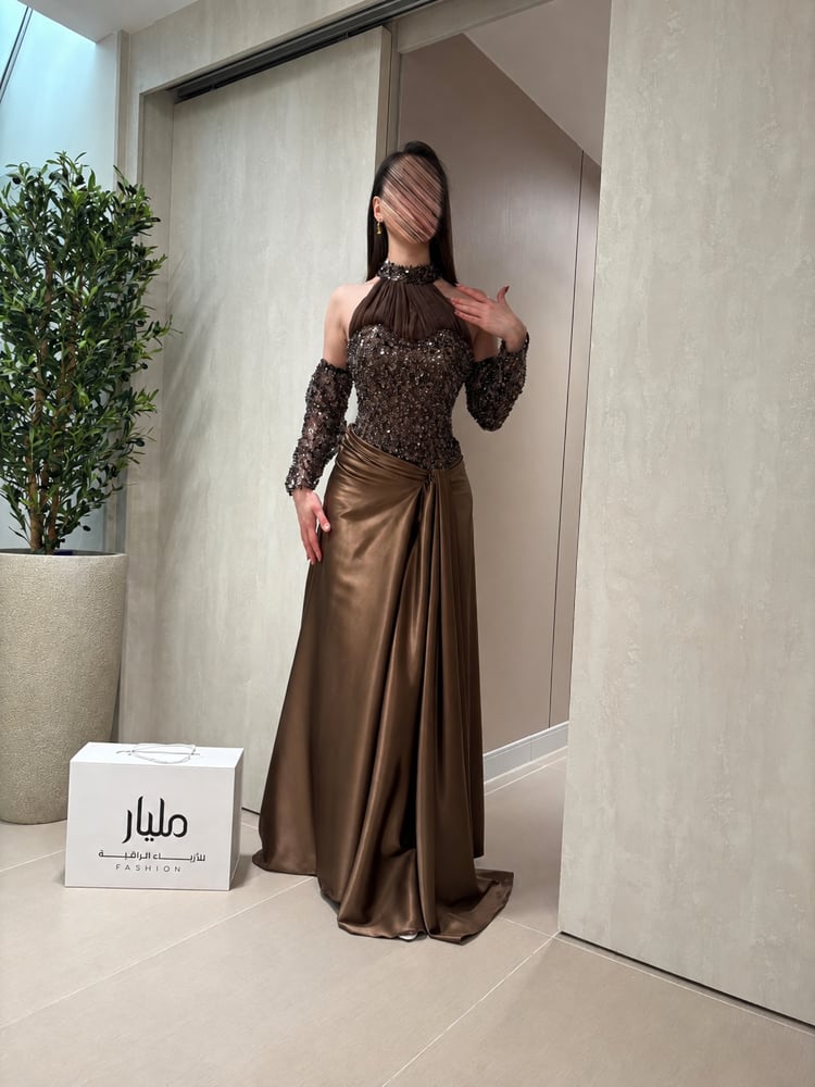 فستان سهرة جوري الموف المرصع بتصميم مماثل باللون البني البرونزي مع صدر