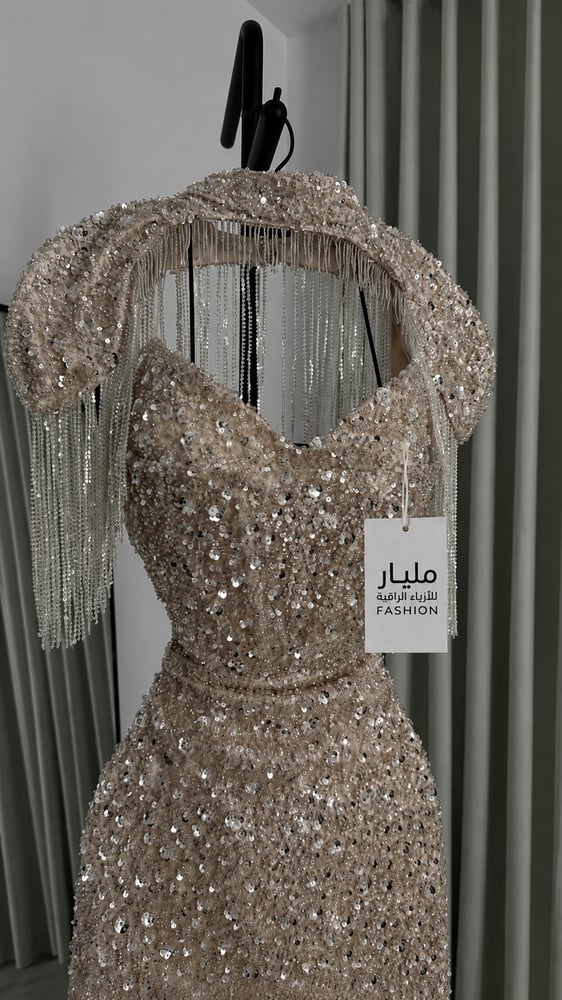 فستان ذهبي كريستال يوضح الصدر والكريستال اللامع