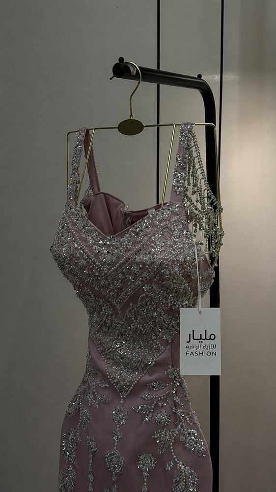 فستان مناسبات موف فاخر يوضح الصدر والحمالات المطرزة