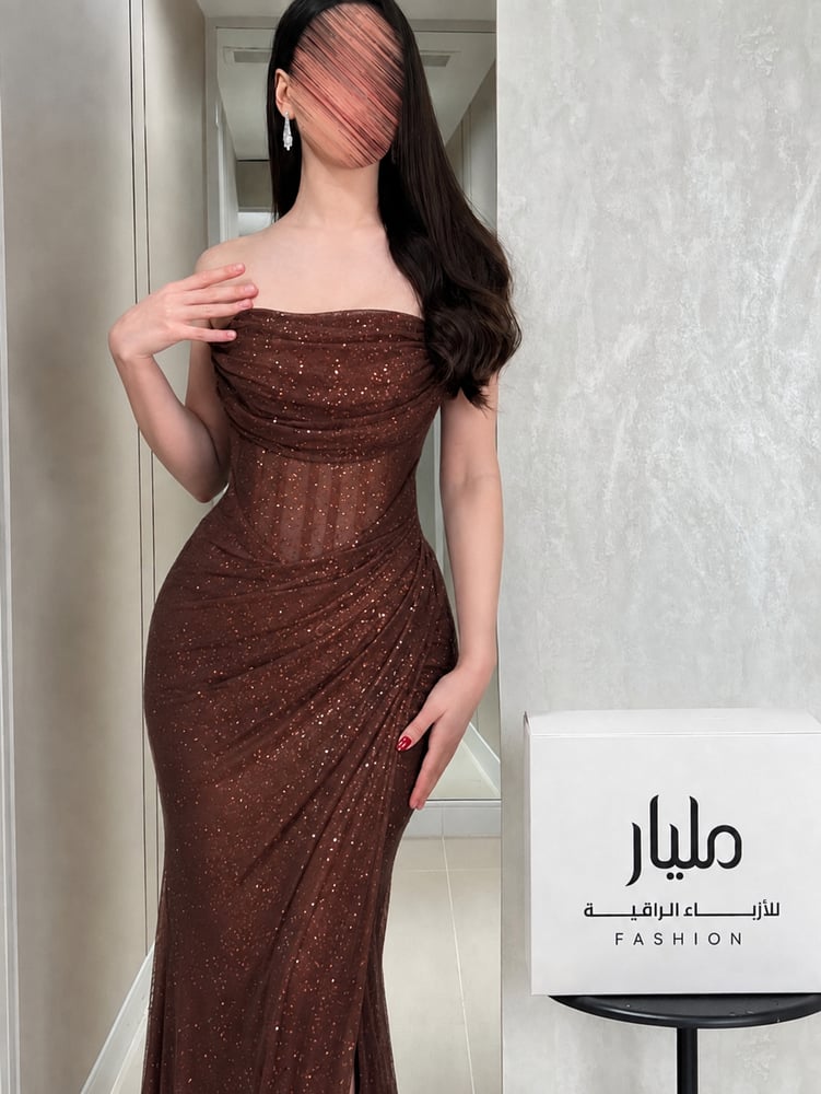 فستان سهرة دانا البني بالكورسيه عن قرب مع ثنيات الصدر والخصر واللمعان