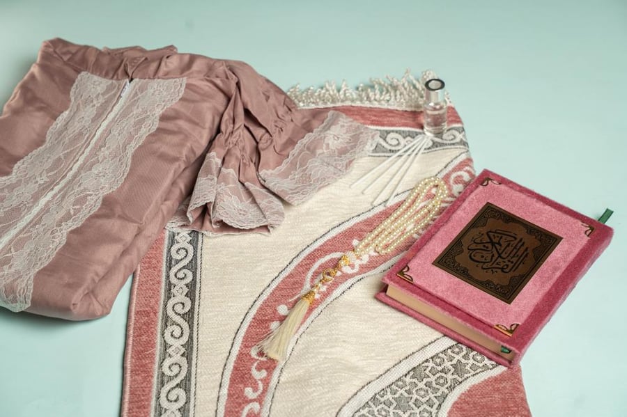 بكج الغاليات 3 اطقم صلاة مع شراشف ومصاحف