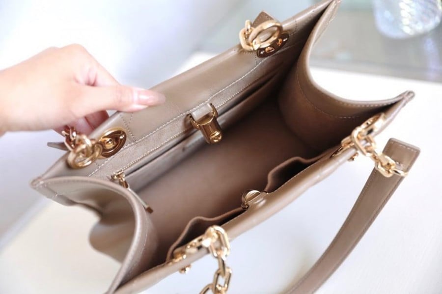 ديور ESSENTIAL TOTE مقاس26.5cm