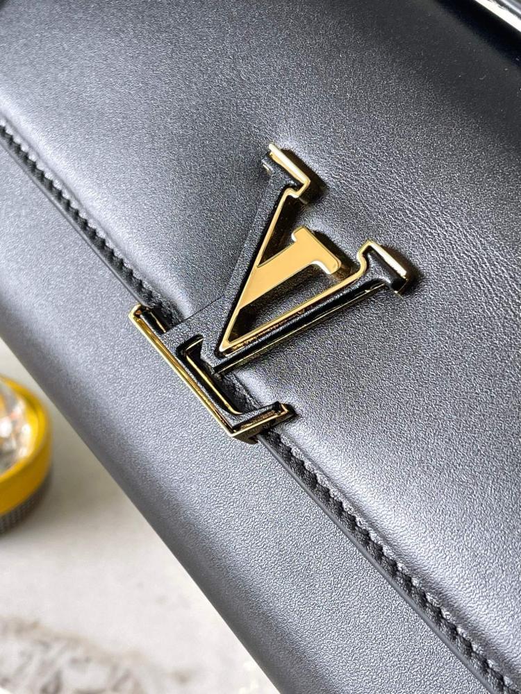 لوي فيتون WALLET ON CHAIN CAPUCINES مقاس 23cm