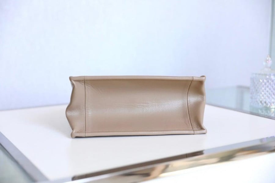 ديور ESSENTIAL TOTE مقاس26.5cm