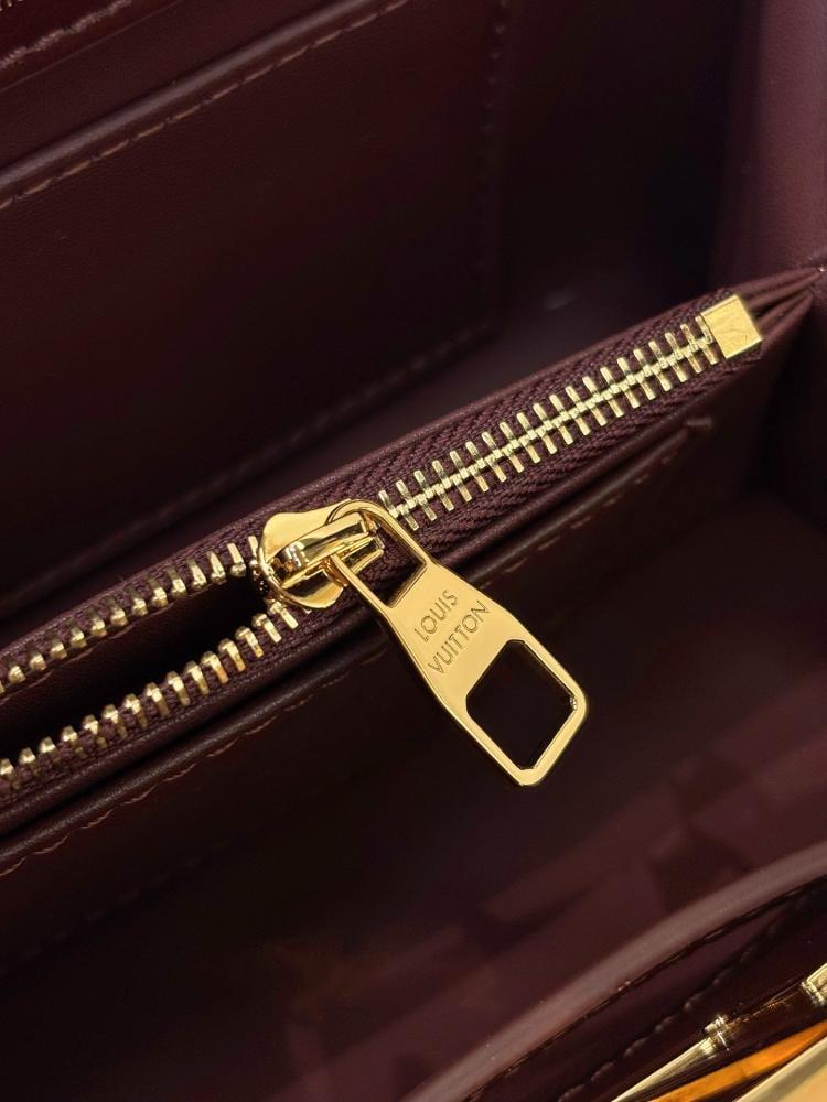 لوي فيتون CAPUCINES EAST-WEST مقاس 22cm