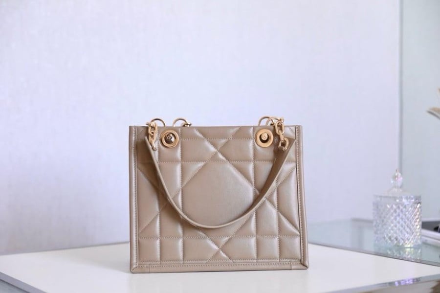 ديور ESSENTIAL TOTE مقاس26.5cm