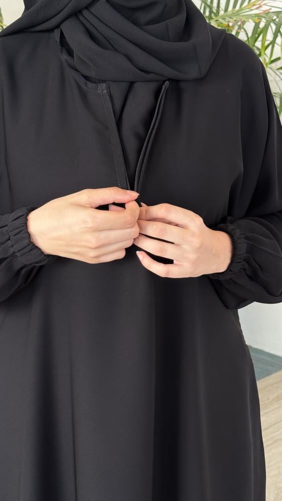 Practical abaya with elastic sleeves