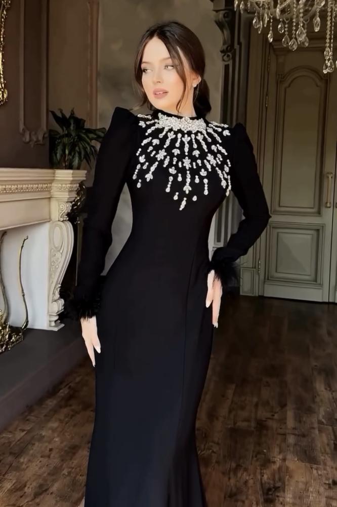 هذا الفستان بتصميمه الجذاب والأنيق، حيث يتميز بقَصَّته الرشيقة والملفتة للنظر