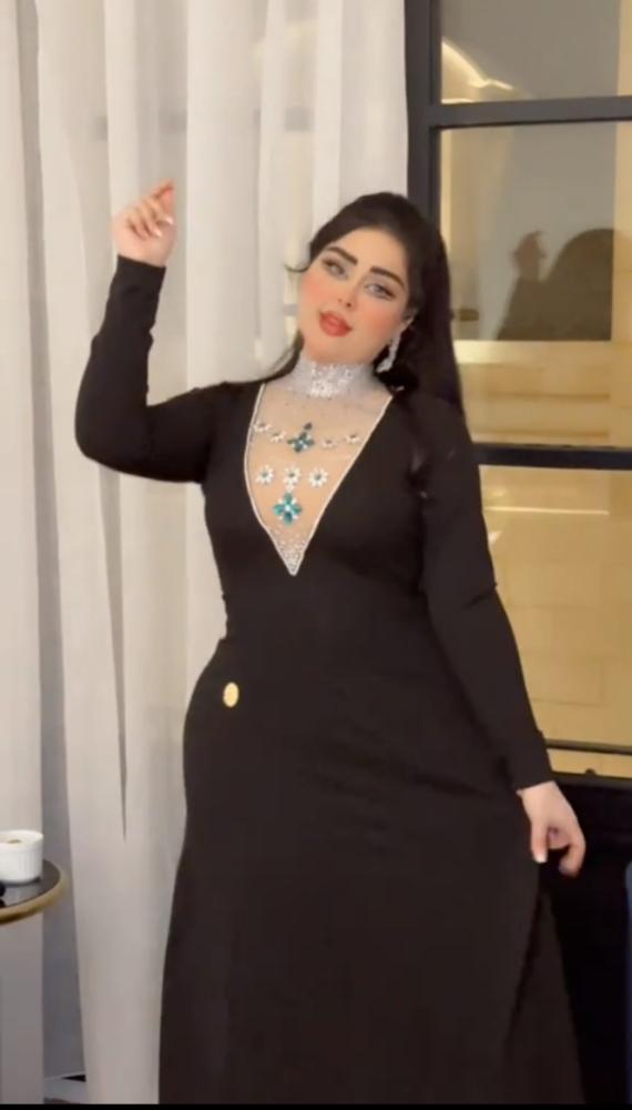 فستان سهرة كريب أسود فخم بأكمام طويلة وتطريز راقي - إطلالة ملكية أنيقة