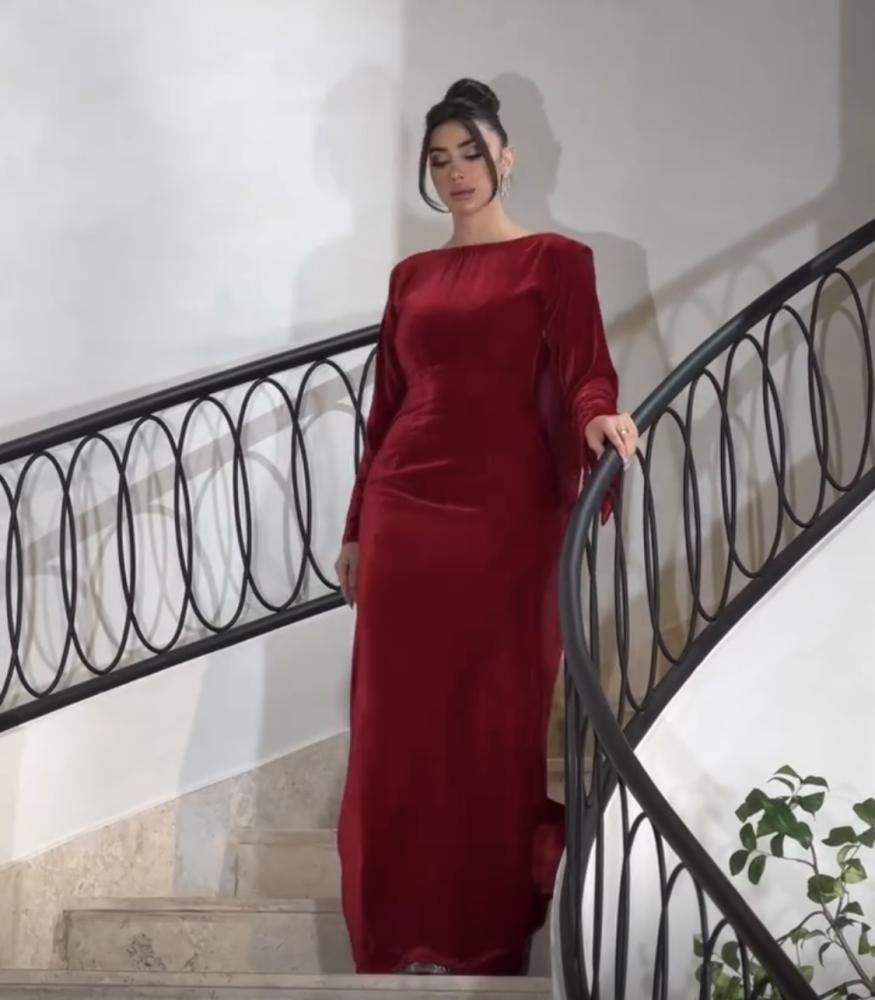 فستان مخمل بلون عنابي