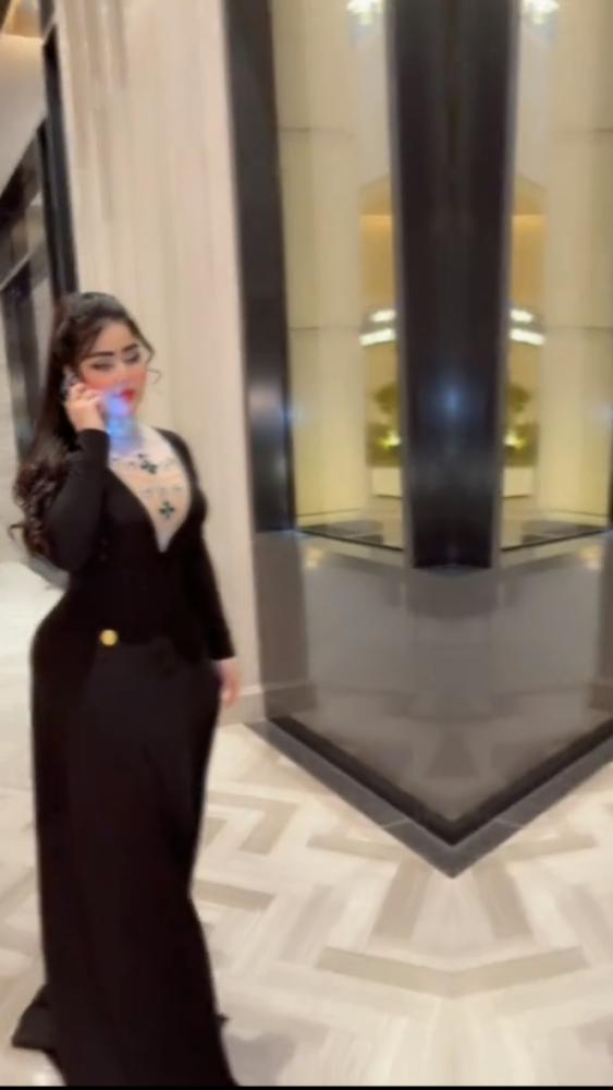 فستان سهرة كريب أسود فخم بأكمام طويلة وتطريز راقي - إطلالة ملكية أنيقة
