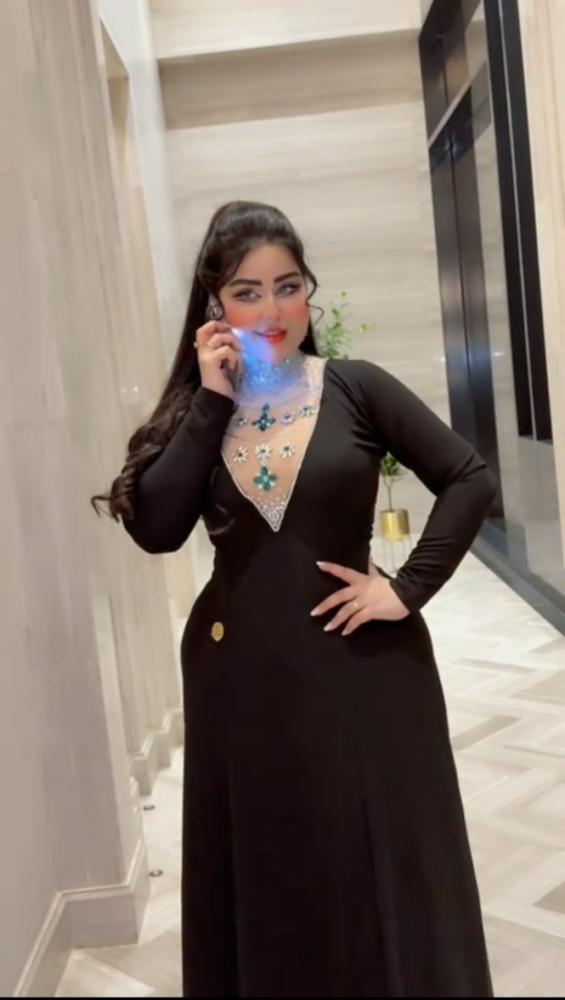 فستان سهرة كريب أسود فخم بأكمام طويلة وتطريز راقي - إطلالة ملكية أنيقة
