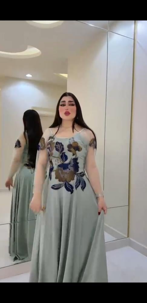 فستان سهرة رمادي فضي راقي بتطريزات أزهار كحلية وبنية بأكمام تول شفافة