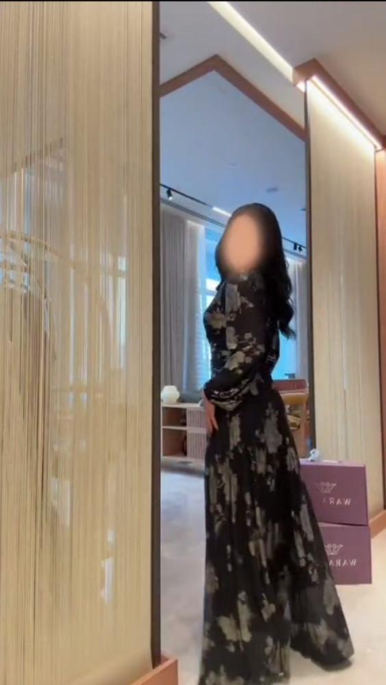 فستان سهرة طويل أسود بنقشة ورد فاخرة – قصة لف تحدد الخصر قماش تل برنت