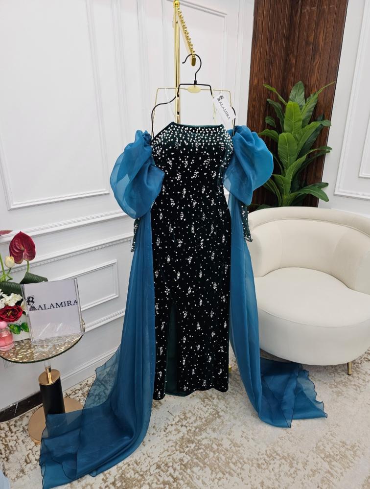 الوصف/ عبارة عن فستان  طويل يأتي باللون الاخضر والازرق بتصميم انيق حديث يأتي تطريز يدوي كم طويل يتم حياكتها من خامات عالية الجودة والتصنيع خفيفة على البشرة ...