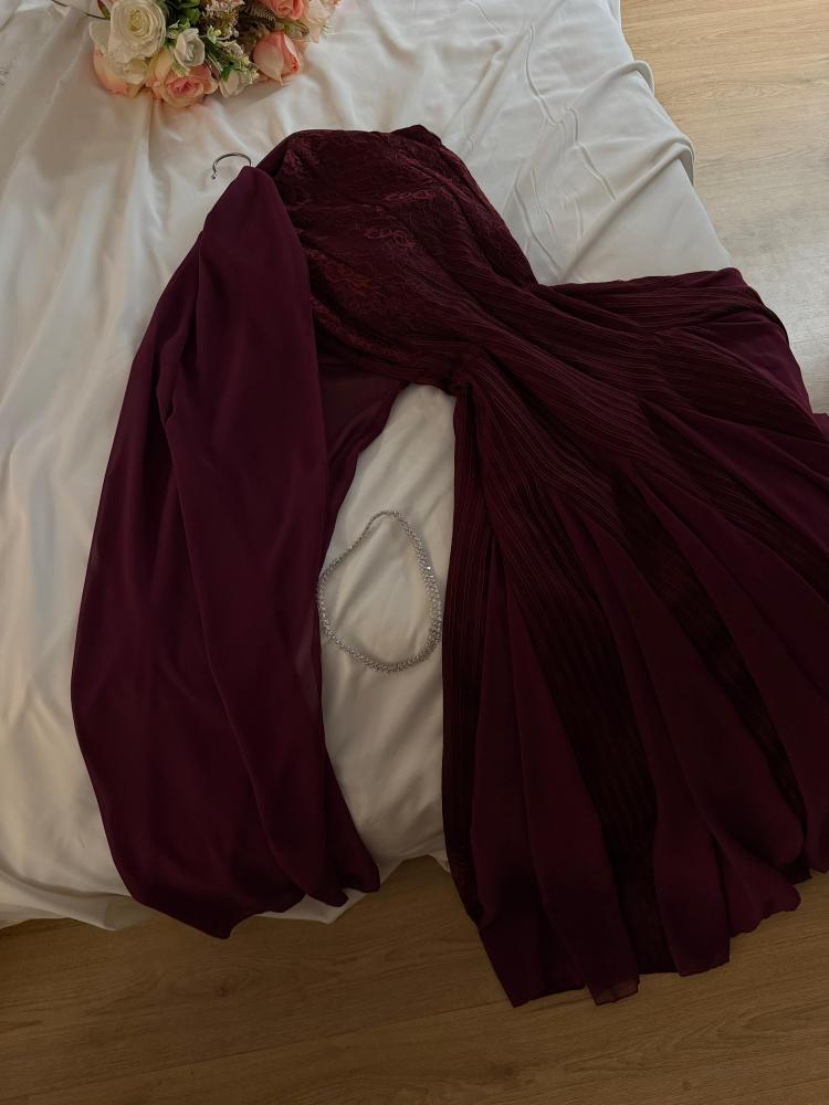 فساتين الالوان : عنابي على موف  المقاسات برقم  : 1/2/3/4/5 المقاسات بالحرف : S/M/L/XL/XXL الخامه :دانتيل رااقي + مبطن باربي الاصلي+ شيفون رااقي  طول ميد