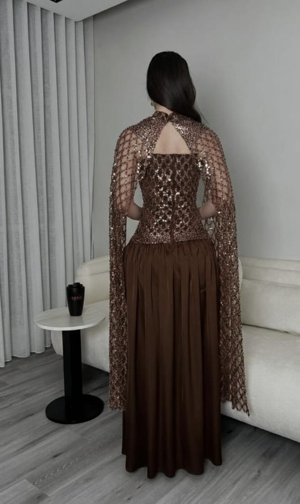 فساتين الالوان : موكا  المقاسات برقم  : 1/2/3/4/5 المقاسات بالحرف : S/M/L/XL/XXL الخامه :تفته حرير لمعه + قماش سهره راااقي + سحاب اصلي