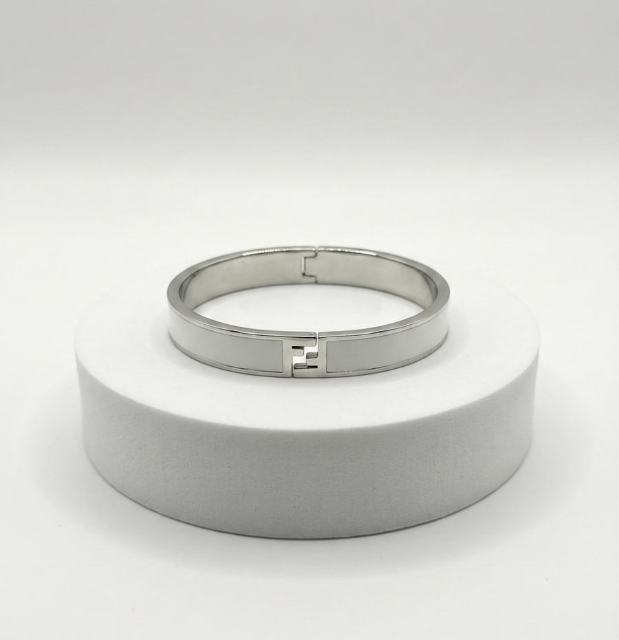 اسوارة FENDI ابيض M