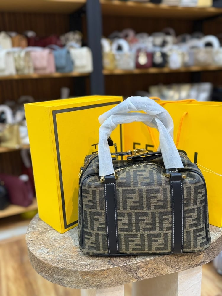 فندي وسط قماش ماستر