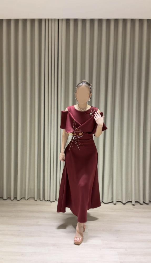 فستان سهرة "سيليستيال" بياقة درابيه وتطريز إشعاعي مرصع