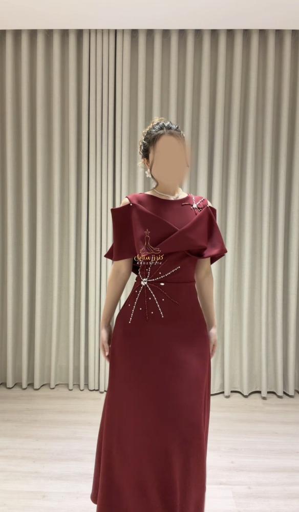 فستان سهرة "سيليستيال" بياقة درابيه وتطريز إشعاعي مرصع