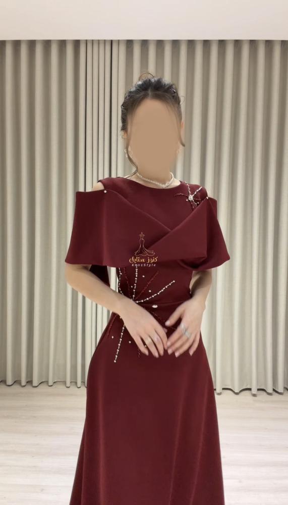 فستان سهرة "سيليستيال" بياقة درابيه وتطريز إشعاعي مرصع