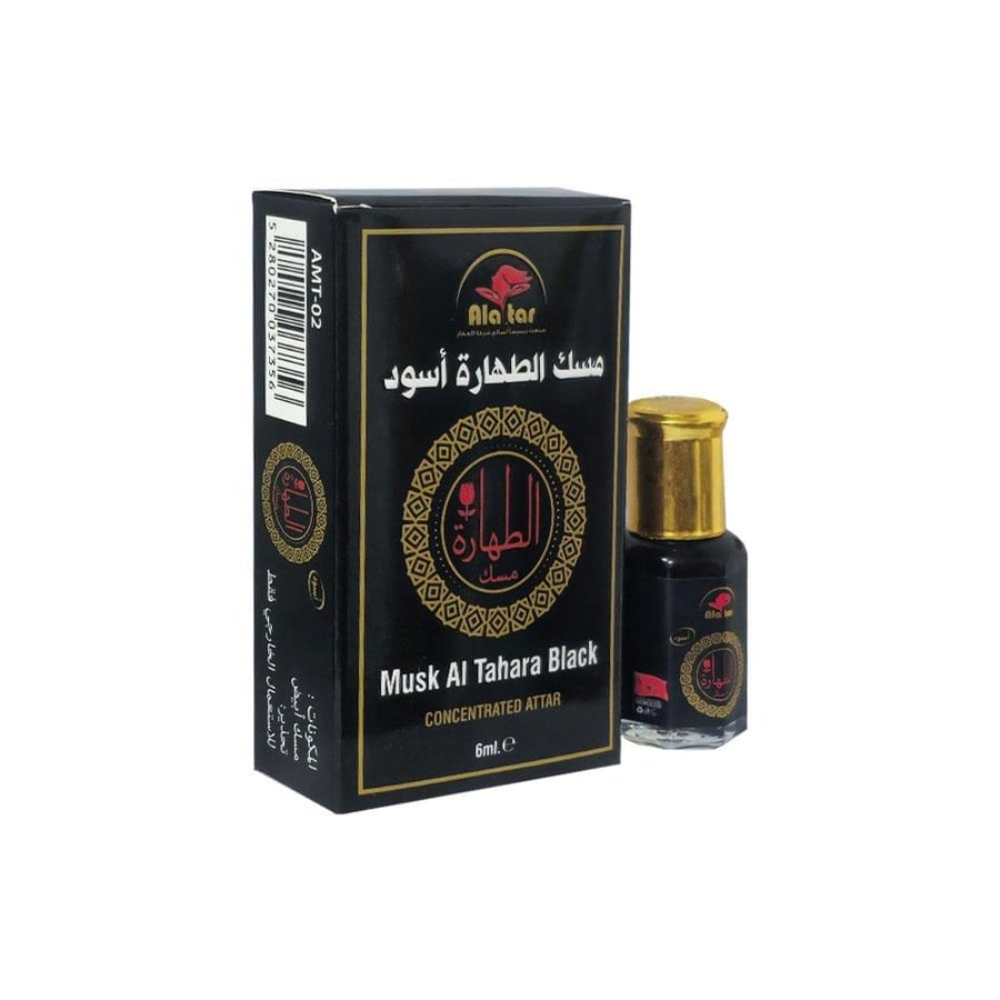 The herbalist held the black purity extract - 6 ml