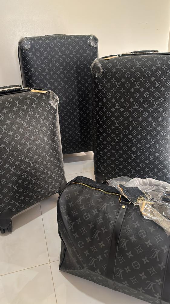 شنط سفر لويس فيتون اسود اربع قطع