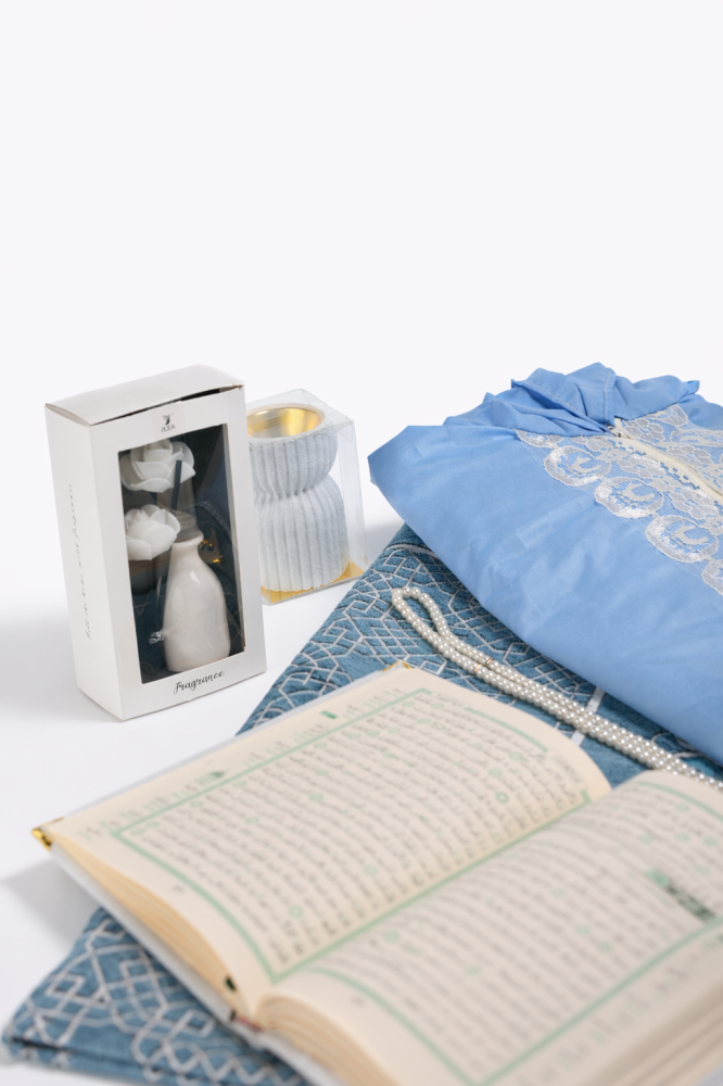 بوكس رمضان الفاخر – طقم صلاة نسائي أنيق مع سبحة وسجادة بتغليف راقٍ 🌙✨