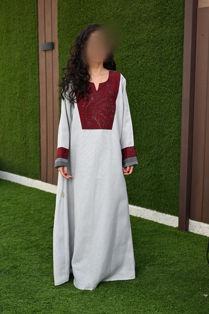 جلابية بلونين عودي ورمادي
