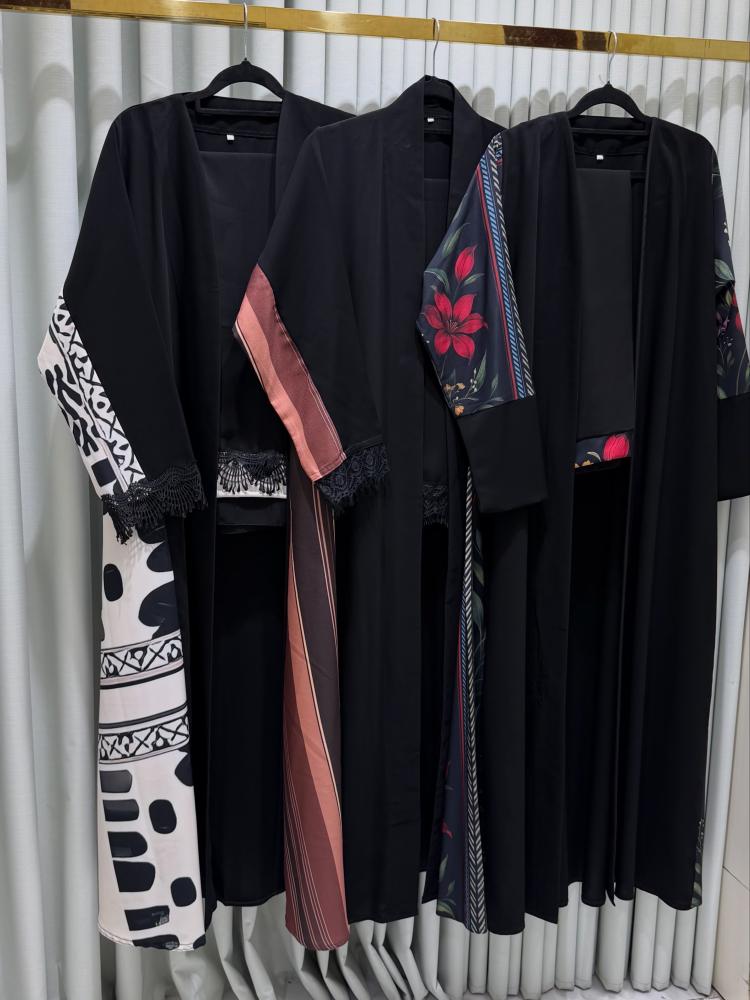 عباية سوداء وكريمية بنقشة نباتية هندسية - N329