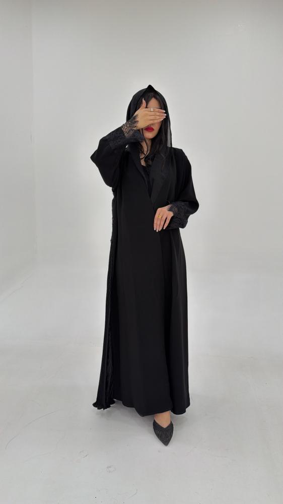 عباية سوداء بطيات بليسيه وأكمام دانتيل - N331