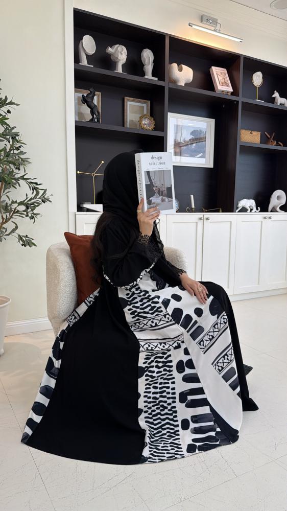 عباية سوداء وكريمية بنقشة نباتية هندسية - N329