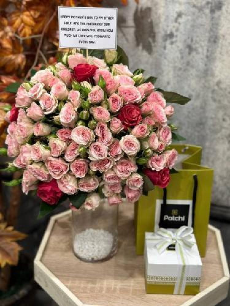 فازة ورد منسقة ب ورد بيبي روز طبيعي baby pink مع شوكولاتة باتشي
