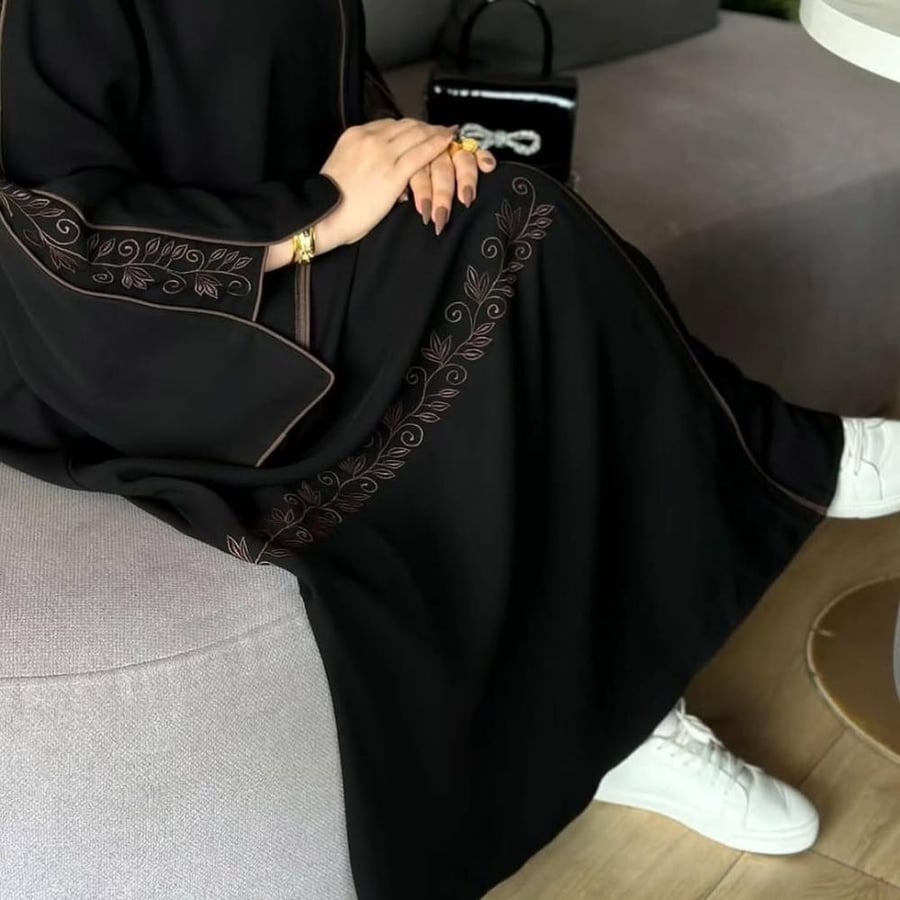 عباية صيفية  بقماش كريب ملكي كوري  قصه واسعة بقيطان بني وتطريز  الطرحة اسود بتطريز مناسب للعباية