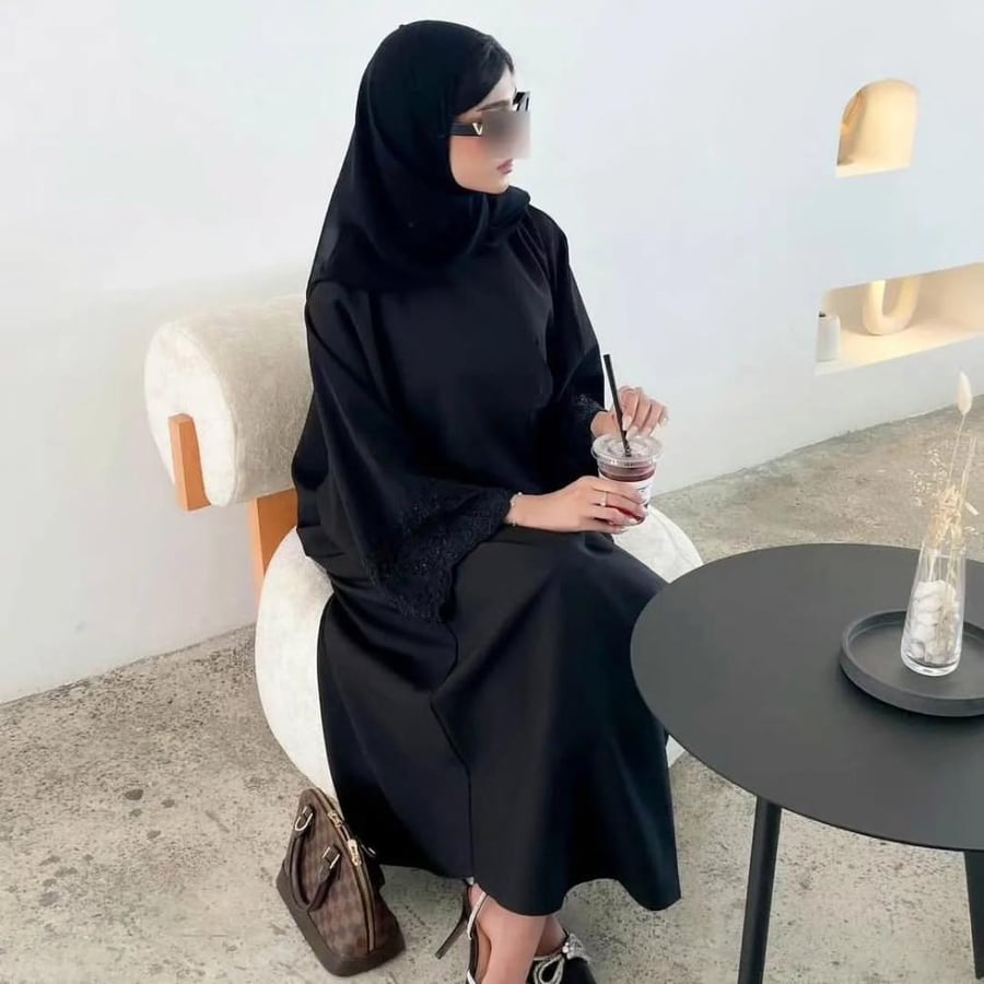 عباية صيفية  بقماش كريب ملكي كوري  القصة نص كلوش لف  الاكمام شغل شك يدوي اسود مميز  الطرحة اسود