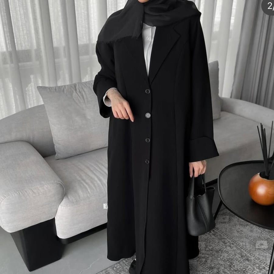 عباية صيفية ساده بقماش كريب ملكي كوري  القصه نص كلوش بقلاب وازاز سوداء كبيره مميزه  تأتي مع طرحه سوداء