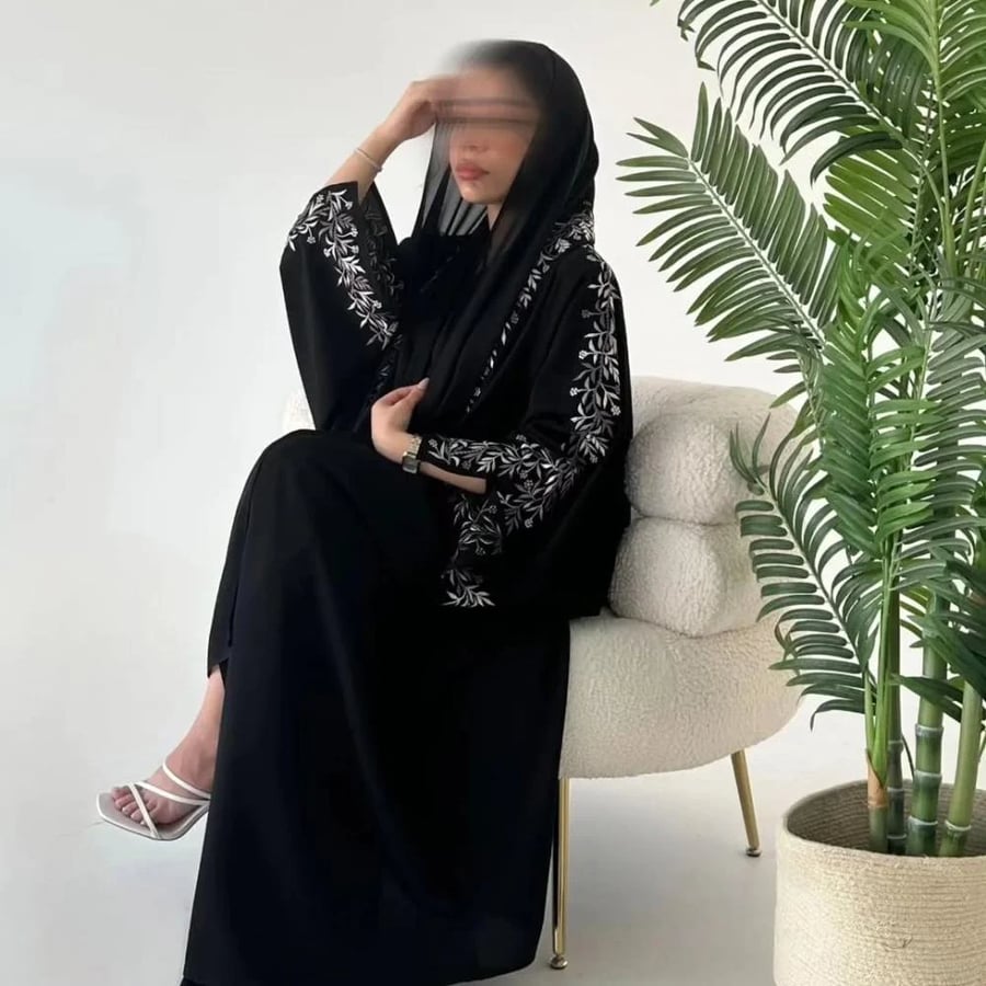 عباية صيفية بقماش انترنت كوري القصه نص بشت اكمام مفتوحة بتطريز مميز الطرحة اسود بتطريز مناسب للعباية