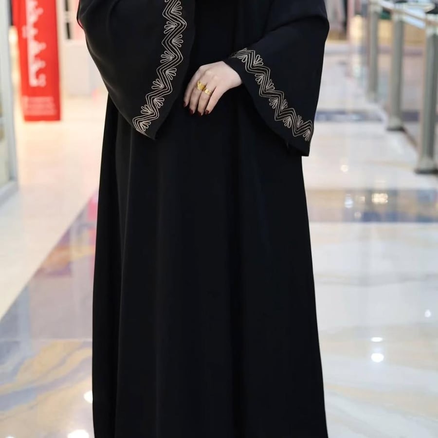 عباية صيفية  بقماش كريب ملكي كوري  القصه كلوش عباية لف اكمام واسعة بتطريز مميز  الطرحة اسود مع تطريز مناسب للعباية
